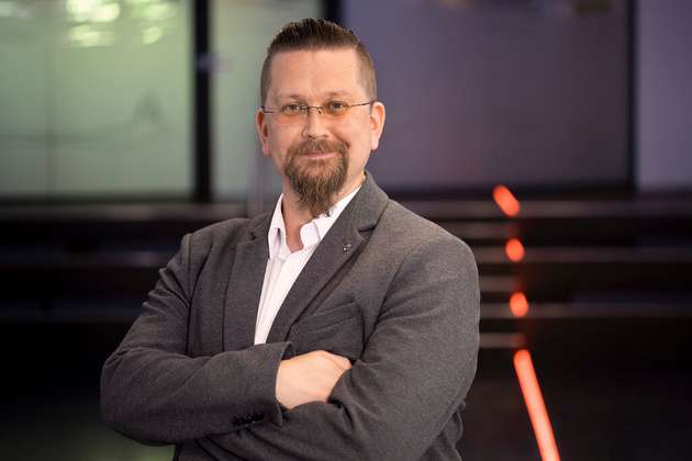 Tim Berghoff, Security Evangelist, G Data CyberDefense: Die Evolutionsgeschwindigkeit für IoT-Geräte ist geradezu halsbrecherisch. Die Entwicklung in jeder Hinsicht nachhaltig zu gestalten, ist die größte Herausforderung für die Zukunft. Es muss sichergestellt sein, dass ein Gerät herstellerseitig noch mindestens einige Jahre mit Sicherheitsupdates versorgt wird, damit es nicht schon Monate nach dem Kauf als unsicherer Elektroschrott endet. Einheitliche Sicherheitsstandards und eine gesetzliche Verpflichtung für Hersteller zur Modellpflege und zum Datenschutz sind essenziell. Sicherheit und Datenschutz müssen dringend Teil des Entwicklungsprozesses werden – und ihre Kernfunktionalität darf nicht zwingend an einzelne Onlinedienste gebunden sein.