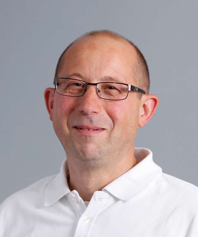 Konrad Zöpf, Deputy Director, TQ-Embedded: Das Thema Security ist leider ein Moving Target: Die Hacker entdecken ständig neue Schwachstellen beziehungsweise entwickeln neue Angriffsmethoden und Geschäftsmodelle – ein Gerät das heute nach allen Regeln der Kunst entwickelt wurde, kann morgen schon ein Problem haben. Als Beispiel kann man hier die Side-Channel-Attacken auf die Halbleiter nennen, die teilweise vollkommen neue Angriffsvektoren nutzen. Den Anbietern von IoT-Geräten bleibt daher nichts Anderes übrig, als laufend neue Security-Updates zu entwickeln. Daher muss man von Anfang an sichere Update-Mechanismen und –Strategien einplanen, um auch noch nach Jahren bei den IoT-Devices „im Feld“ eine Sicherheitslücke schließen zu können.