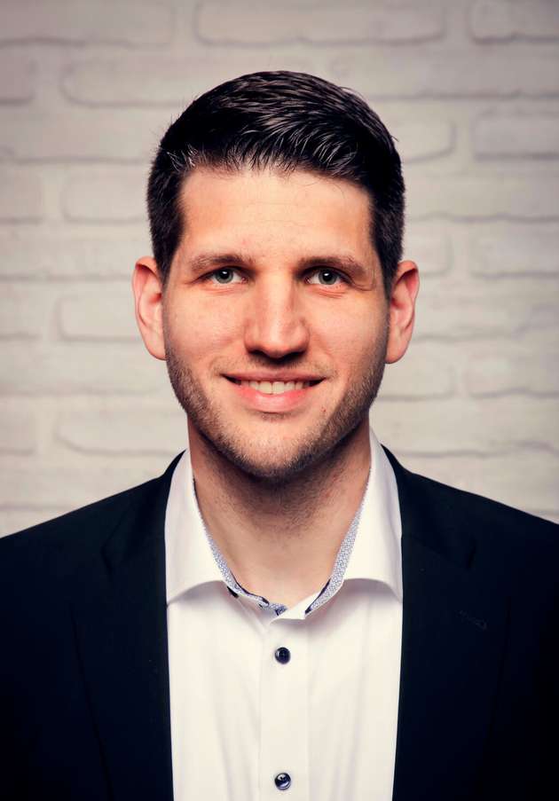 Sebastian Schenk, Teamleiter Produktmanagement / Marketing, Heitec: Das Internet der Dinge hat sich rasant entwickelt. Mit den Vorteilen durch die zunehmende Vernetzung von Geräten und Sensoren wachsen aber auch die Sicherheitsrisiken, die oft unzureichend beachtet werden. Viele IoT-Geräte haben eine lange Lebensdauer und es besteht die Gefahr, dabei Sicherheitsupdates zu vernachlässigen, was dementsprechend Angriffspunkte für Datendiebstahl eröffnet. Außerdem führt nicht nur die heterogene, verteilte IoT-Struktur, sondern vor allem auch die mangelnde Standardisierung von Sicherheitsprotokollen zu Inkonsistenzen. Um das IoT durchgängig sicherer und datenschutzfreundlicher zu gestalten, erfordert es gemeinsame Anstrengungen der Endanwender, Hersteller sowie Regulierungsbehörden.
