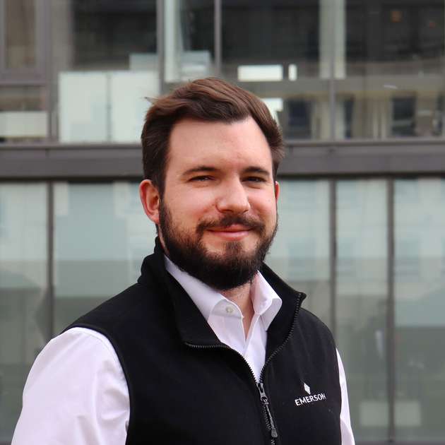 Arthur Gosling, Director Strategic Sales & Sustainability, Emerson: Die wichtigsten Eckpfeiler für Klimaneutralität sind die Dekarbonisierung von Energiequellen, die Verbesserung der Energieeffizienz im Betrieb, die Kontrolle von Emissionen sowie die Elektrifizierung von Prozessen und die Etablierung einer globalen Wasserstoffwirtschaft. Bei der Umsetzung wird es mehr denn je darauf ankommen, Prozesse genauer zu messen, zu überwachen und zu steuern. Ohne eine intelligente Mess- und Automatisierungstechnik, eine sichere Datenintegration mit entsprechender Architektur und Netzwerkdesign sowie Plattformen und Software wird der Umstieg nicht gelingen. Dabei ist es mit Einzellösungen meist nicht getan, man benötigt zwar zuverlässige und robuste Messtechnik, um einzelne Parameter genau zu erfassen, aber das Gesamtmanagement einer Anlage ist komplex und meist sehr aufwendig. Hierfür wird eine fortschrittliche Steuerungs- und Regelungstechnik benötigt, die mit vorkonfigurierten Analysefunktionen, die von Machine-Learning-Algorithmen und künstlicher Intelligenz unterstützt werden, einen aussagekräftigen Einblick in den Prozess erlauben und dabei helfen kann, die Anlage so nah wie möglich an den energieeffizienten Randbedingungen zu betreiben. Automatisierte Sicherheitsfunktionen und die anlagenweite Transparenz des Prozess- und Maschinenzustands sind der Schlüssel für eine erfolgreiche Energiewende und die grüne Wasserstoffproduktion. Emerson, als globaler Automatisierungsanbieter, bietet ein umfassendes Portfolio an Lösungen für viele dieser Anwendungen, die dabei helfen, das Ziel einer klimaneutralen Industrie bis 2050 zu erreichen.