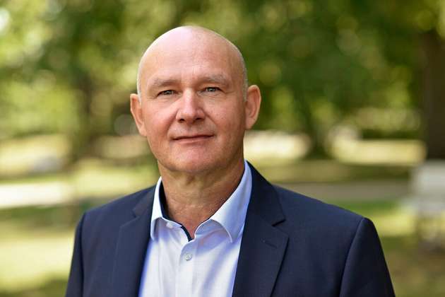 Dirk Katzemich, Divisionsleiter Region Ost, Actemium: Neben hohen Energiepreisen ist die größte Herausforderung der Chemieindustrie der leider unzureichende Ausbau schneller Datennetze. Denn für mehr Energieeffizienz spielt die Digitalisierung eine entscheidende Rolle und hier braucht es Glasfaserleitungen und 5G-Netze als Fundament. Zum einen, um Smart Grids zu errichten. Zum anderen, um sowohl Monitoring und Analysen als auch Steuerung und Regelung in Echtzeit durchzuführen – und damit Optimierungspotenziale auszuschöpfen. Daneben muss auch die lokale Energieerzeugung etwa in Form von Wasserstoff und Photovoltaik wie auch die entsprechende Infrastruktur ausgebaut werden. Als EMSR-Dienstleister bieten wir dazu ganzheitliche Leistungen – von der Beratung bis zur Realisierung.