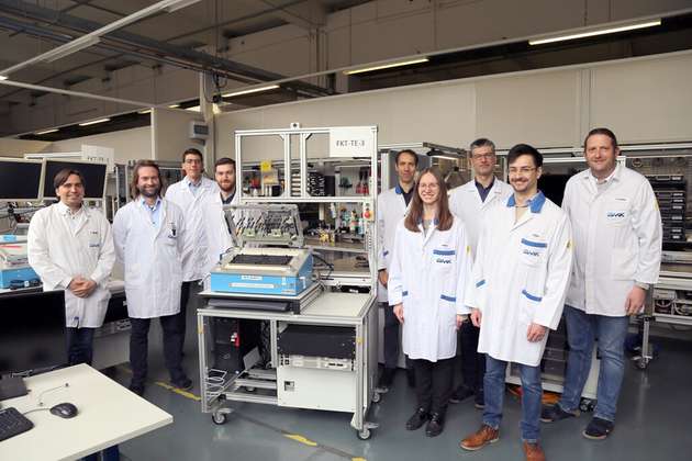 Das Expertenteam entwickelt in enger Zusammenarbeit robotergestützte  Prüfkonzepte für die elektronischen Baugruppen.