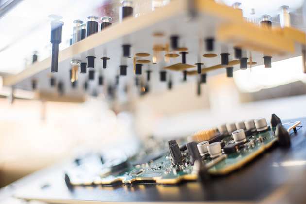 Das Projekt ModProFT beschäftigt sich mit robotergestützten Prüfkonzepten elektronischer Baugruppen bei kleinen Losgrößen.