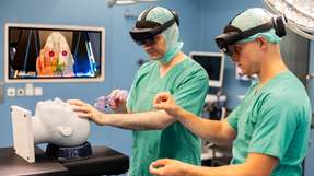 Mit Hilfe der Datenbrille kann Neurochirurg Prof. Erdem Güresir (li.) in den Modellkopf hineinschauen. Sein Team entwickelt zusammen mit Partnern ein virtuelles Navigationssystem für noch sicherere Eingriffe im Kopf.