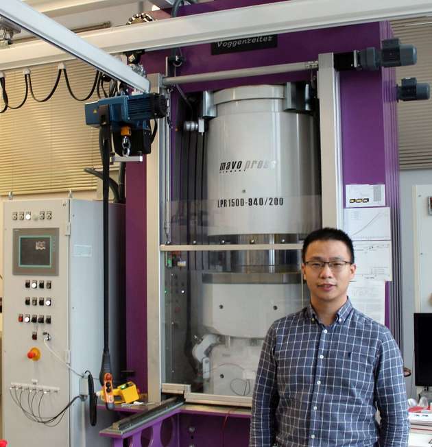 Dr. Hu Tang, Erstautor der Studie, vor einer Hochdruckpresse im Bayerischen Geoinstitut (BGI) der Universität Bayreuth.