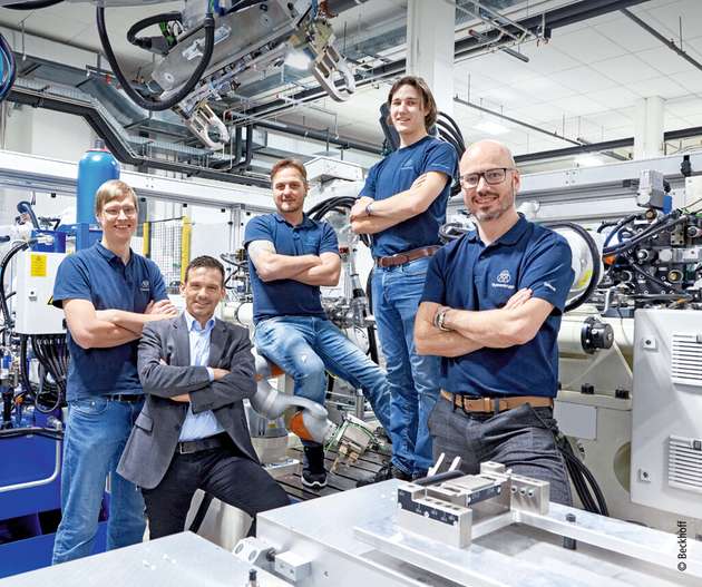 Joachim Sutterlüty (rechts), Head of Automation Technology bei thyssenkrupp Presta, mit seinem Team, das die Prüfstände für die weltweite Lenkgetriebe-Produktion konzipiert und automatisiert: Akustik-Experte Julius Ellmann, Elektroingenieur Michael Sauerwein und Karsten Mauersberger (Software). Dazwischen (2.vl) Maurus Kaelin, Vertrieb Beckhoff Schweiz. 