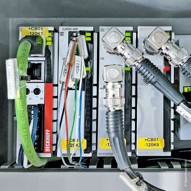 Die hochfrequente Signalerfassung der IEPE-Sensoren erfolgt über zwei- bzw. vierkanalige ELM-Klemmen (ELM360x) mit galvanisch getrenntem EtherCAT-Koppler (EKM1101) und TwinCAT 3 auf einem Schaltschrank-Industrie-PC C6930 im zentralen Steuerschrank.