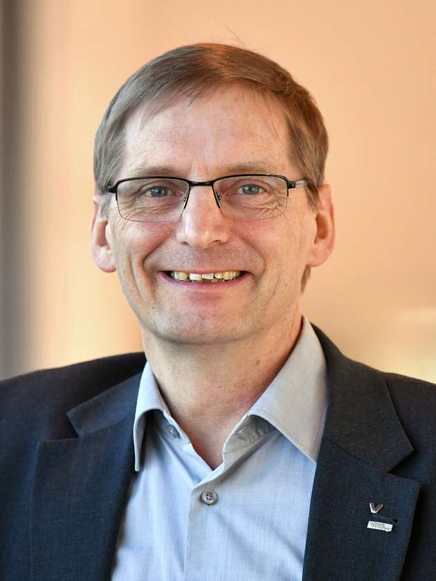 Egbert Tippelt, Productline Manager Heatpump, Viessmann Deutschland: Wärme aus industriellen Prozessen sollte heute nicht mehr ungenutzt an die Umwelt abgegeben werden. Mit Wärmepumpen lässt sich diese Energie sehr sinnvoll und kostensparend verwenden. Auch die Kühlung von Serverräumen für Computersysteme kann damit günstig erfolgen. Die Herausforderung besteht darin, geeignete Abwärmequellen etwa in der Fertigung aufzuspüren und der Wärmepumpe zuzuführen.  Das spart einerseits Energie zum Kühlen und andererseits Energie für Prozesswärme, Heizung und Warmwasserbereitung. Mit standardisierten Großwärmepumpen bietet Viessmann genau auf die industriellen Anforderungen abgestimmte Lösungen an. Auf Wunsch führen wir auch Planung, Installation und Inbetriebnahme durch.