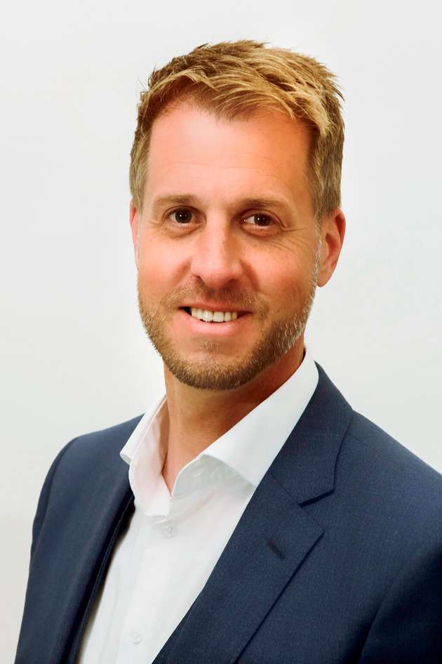 Bernd Lieber, Bereichs- und Organisationsleiter, Ochsner Energietechnik: Die ingenieursmäßige Planung von Wärmepumpen für große Leistungen in der Industrie erfordert weitaus detailliertere Planungs- und Projektierungsaufwendungen als klassische Heizungswärmepumpen. Das setzt hohe Kompetenz und Erfahrung in der hydraulischen Einbindung von Wärmepumpen bei den planenden und ausführenden Unternehmen voraus. Auf der Herstellerseite ist ein breites Produktportfolio für unterschiedliche Leistungsgrößen und Temperaturbereiche gefragt. Die Ochsner Energietechnik bietet Anlagen für Nieder-, Mittel-, Hoch- und Höchsttemperaturen bis 130 °C. Damit kann sie die Anforderungen von Industrie- oder Infrastrukturprojekten und der verfügbaren Wärmequelle, zum Beispiel Abwärme aus Industrieprozessen, Rechenzentren oder Abwasser exakt erfüllen.