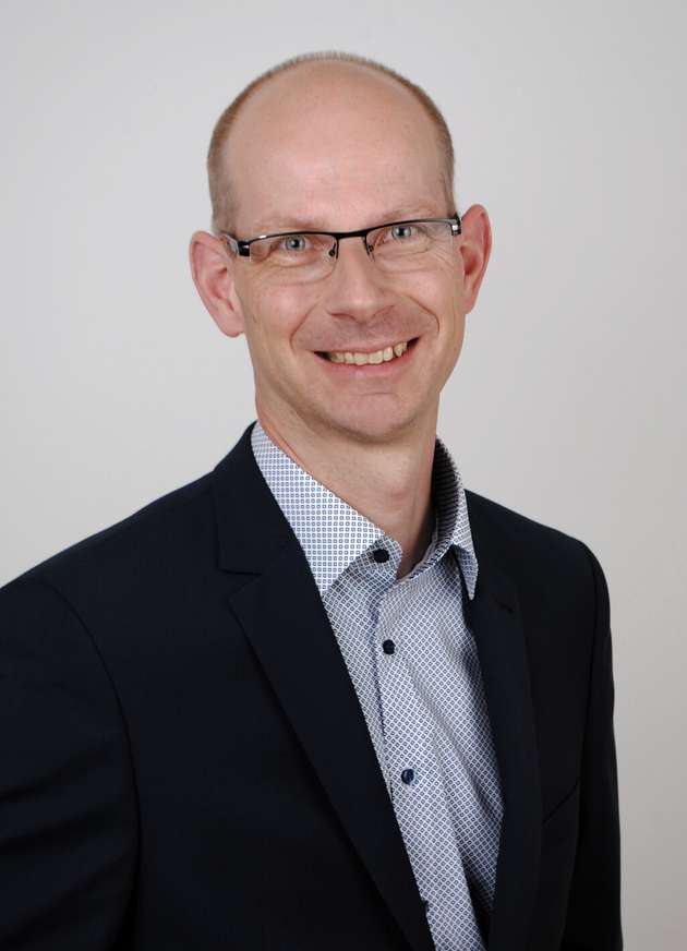 Martin Thielmann, Senior Product Marketing Manager for Air Solution, LG: Für eine optimale und energieeffiziente Klimatisierung von Industriegebäuden bietet sich die VRF-Lösung Multi V i von LG an. Mittels KI-Unterstützung erzielt die innovative Anlage Energieeinsparungen von bis zu 24,7 Prozent. Der garantierte Heizbetrieb liegt dabei in einem Temperaturspektrum von bis zu -30 °C, die volle Leistung wird bis -10 °C erreicht. Eine verkürzte Abtauzeit ermöglicht zudem, dass kontinuierlich geheizt werden kann. Das macht den Betrieb nicht nur wirtschaftlicher, sondern auch stabiler. Weiteres Plus: Die adaptive Lautstärkenregulierung sorgt dafür, dass die Schallemissionen des Geräts sich automatisch dem Geräuschpegel der Umgebung anpassen – sowohl tagsüber als auch nachts.