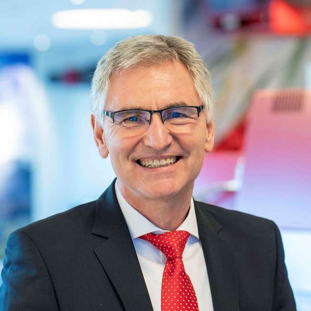 Manfred Gerngroß, Leiter Technik bei Hoval Deutschland: Der Einsatz von Wärmepumpen in der industriellen Anwendung unterscheidet sich nur unwesentlich von der Anwendung in Mehrfamilienhäusern oder Bürogebäuden. Denkt man zum Beispiel an große Luft/Wasser-Wärmepumpen zur Außenaufstellung, sind sie in einer industriellen Umgebung sogar meist noch leichter zu installieren als zur Nutzung in Mehrfachfamilienhäusern. Denn: Schallemissionen in der Industrie und damit die Suche nach geeigneten Aufstellmöglichkeiten unterliegen nicht den strengen Kriterien des Wohnbaus. Darüber hinaus ermöglichen Wärmepumpen, wertvolle Energie aus Fertigungsprozessen und der Abluft zurückzugewinnen und somit einer sinnvollen und kostensparenden Weiterverwendung zuzuführen.