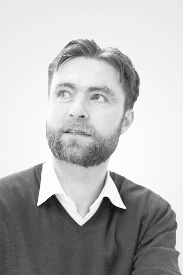 Maik Heydrich, Projektingenieur, Dimplex: Es ist wichtig, dass die technischen Möglichkeiten von serienmäßig hergestellten Wärmepumpen geprüft werden, um die passende Systemlösung für den Anwendungsfall zu finden. So kann zum Beispiel bei der Nutzung von Abwärme aus industriellen Prozessen, ein höheres Temperaturniveau auf der Wärmequellenseite entstehen. Ähnliche Anforderung können sich auf der Wärmesenkenseite ergeben, zum Beispiel bei der Bereitstellung von Prozesswärme oder Beheizung von Bestandsgebäuden ergeben. Sollen darüber hinaus Kälte/Wärme simultan bereitgestellt werden, bedarf es spezieller hydraulischer Konzepte mit einer passend abgestimmter Regelungen. Auch im Hinblick auf die Laufzeiten unterscheiden sich Anforderungen in der Industrie von der gewöhnlichen Gebäudebeheizung.