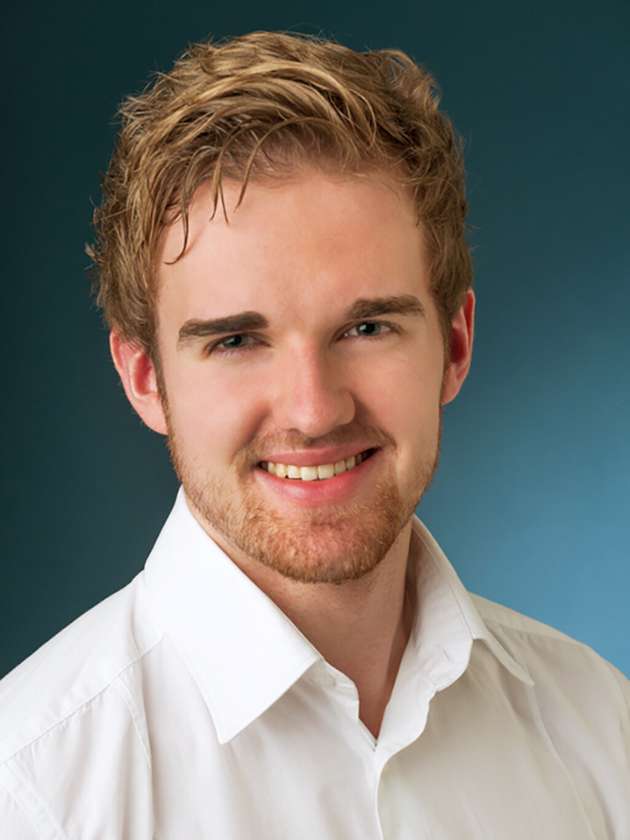 Niclas Oetjen, Produktmanager Applied Systems, Daikin Germany: In industriellen Umgebungen spielen Temperaturen von über 75 °C und mehr oft eine zentrale Rolle. Deshalb sind die Anforderungen an die Leistungen der Wärmepumpentechnologie höher als in Komfortanwendungen, verbunden mit einer höheren Komplexität bei der Planung. Um ineffiziente, fossile Erzeuger mit energieeffizienten Wärmepumpen zu ersetzen, sind zum Beispiel mehrstufige Luft-Wasser-Systeme oder Kombinationen mit Wasser-Wasser-Wärmepumpen als Booster notwendig. In diesem Zusammenhang stellen sich Fragen etwa zu Investitionsmehr- und Lebenszykluskosten sowie zu Aufstellungsbedingungen oder Schallemissionen. Wir sind überzeugt, dass es dennoch für jede Herausforderung die passende Lösung gibt.