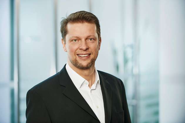 Jörg Bonkowski, Communications (HC/COM), Bosch Thermotechnik – Buderus: Da solche Systeme meist als bi- oder multivalente Anlagen ausgelegt sind, spielt neben einem durchgängig hohen Leistungsumfang und ausreichenden Systemtemperaturen, die Hybridfähigkeit eine wesentliche Rolle. ModBus- und BacNet-Schnittstellen sind dabei wesentlich für die Einbindung in eine übergeordnete GLT und ermöglichen so umfangreiche Hybridlösungen zusammen mit Spitzenlastkesseln. Sofern keine GLT vorhanden ist, sollte eine komplette Systemregelung seitens des Anbieters verfügbar sein. Wichtig sind auch die Kaskadierbarkeit und Reversibilität zur optimalen Abdeckung der Anforderung an Heizen und Kühlung größerer Gebäude. Aus Umweltgesichtspunkten ist die Verwendung eines Kältemittels mit geringerem Global Warming Potential (GWP) von Bedeutung und auch die Möglichkeit zur Schallreduzierung durch Leistungsabsenkung.