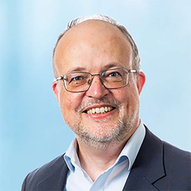 Georg Stöger, Director Training & Consulting, TTTech Industrial Automation: Das größte Angriffsrisiko besteht bei Cloud-basierten Systemen, aber dort sind Sicherheitsmaßnahmen gegen unbefugte Zugriffe und Manipulation in der Regel bereits gut etabliert. Die Integration heterogener Geräte und Protokolle an der Edge ist schwieriger und erfordert einen kohärenten Ansatz für die Cybersecurity, beispielsweise durch eine IEC-62443-Zertifizierung, um so Schwachstellen zu minimieren. Essenzielle Bestandteile hierfür sind laufende Identifikation von Vulnerabilities durch eigene und Dritthersteller-Komponenten (open source!) und Patch-Management, was in einer dezentralen Infrastruktur unbedingt automatisiert werden sollte. Zudem müssen Datenschutzbestimmungen eingehalten werden, um personenbezogene Daten zu schützen, die unter anderem durch das notwendige Access Logging und Monitoring anfallen. Schulung und Sensibilisierung des Bedienpersonals sind im IoT Bereich ebenfalls unerlässlich.