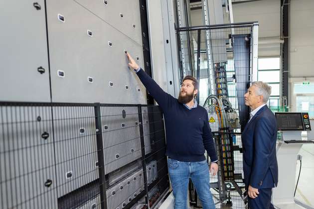 Lead Buyer Moritz Geyrhofer (l.) führt Franke-Berater Gerhard Bell eine Anlage von Lisec vor.