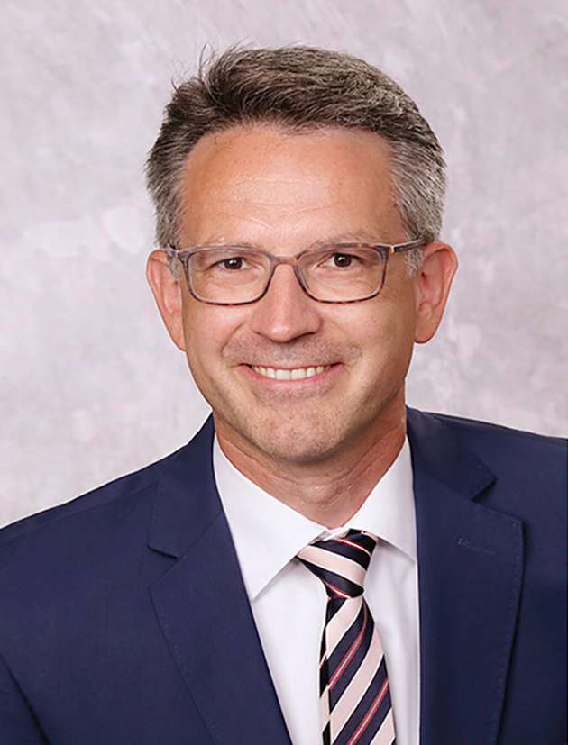 Christian Elbert, Leiter Marketing Prozessinstrumentierung, Wika: Die Chemie- und Pharmaindustrie ist besonders energie- und emissionsintensiv, ihre Transformation in eine klimaneutral und nachhaltig wirtschaftende Branche deshalb ein wahrer Kraftakt. Die Unternehmen müssen die notwendigen Investitionen bei anhaltend hohem Kostendruck stemmen und dabei das Spannungsfeld zwischen Nachhaltigkeit, Effizienzsteigerung und Wettbewerbsfähigkeit ausbalancieren. Fundamental für die Umstellung ist der flächendeckende Einsatz digitaler Technologien. Sie schaffen transparente Prozesse und somit die Möglichkeit, auf der Basis empirischer Daten vorausschauend zu planen und zu entscheiden. Die Hersteller von Messtechnik wiederum sind nun gefordert, entsprechend smarte Lösungen Hand in Hand mit der Branche zu entwickeln.