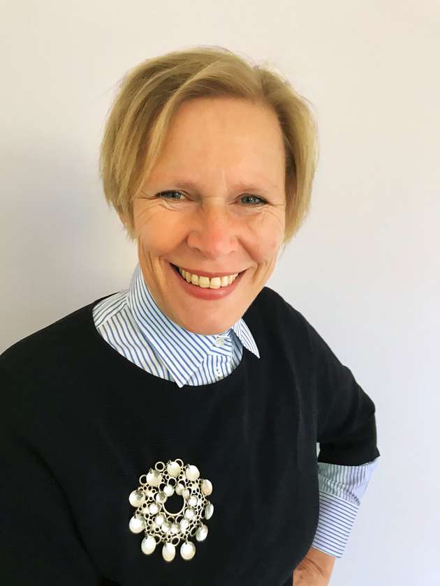 Frauke Jordt, Vice President Vertical Management Chemie, Glass, Oil & Gas, Siemens: Für eine klimaneutrale Chemieindustrie muss auf treibhausgasneutrale Energie- und Grundstoffe umgestellt werden, was unter anderem den Einsatz von grünem Strom und der Entwicklung neuer Prozesstechnologien bedingt. Dazu zählen neue Methoden der Kreislaufführung, eine massive CO2-freie Wasserstoffherstellung, alternative Produktionsrohstoffe wie CO2, Biomasse und Abfälle sowie die Elektrifizierung der Produktion. Dies erfordert enorme Investitionen in Forschung und Entwicklung sowie in den Bau neuer Anlagen. Zudem braucht es große Mengen an grünem Strom zu wettbewerbsfähigen Preisen. Der effiziente Betrieb ist von wesentlicher Bedeutung. Hier hilft konsequente Automatisierung und Digitalisierung.