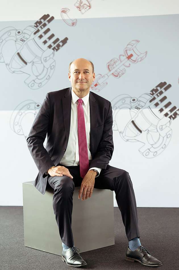 Dr. Thomas Steckenreiter, CTO, Samson: Die deutsche Chemieindus­trie könnte als globaler Innovationsführer die nachhaltige Transformation der Industrie maßgeblich mitgestalten. Da die Chemie in vielen Bereichen am Anfang der Wertschöpfungskette steht, ist ihr Beitrag für das Funktionieren anderer Industrien ebenfalls beträchtlich. Um aber diese Rollen vollumfänglich ausführen zu können, muss sie wettbewerbsfähig bleiben. Das Fehlen der Stabilität, insbesondere bei den Preisen für Energie und Rohstoffe, verhindert das. Ebenso bremsen die Genehmigungsverfahren für neue Stoffe und Anlagen viele Innovationen und neue Technologien. Hier ist die Politik gefragt, gute Rahmenbedingungen und wirksame Anreize zu schaffen. Es steht viel auf dem Spiel, nicht nur für die Chemieindustrie!