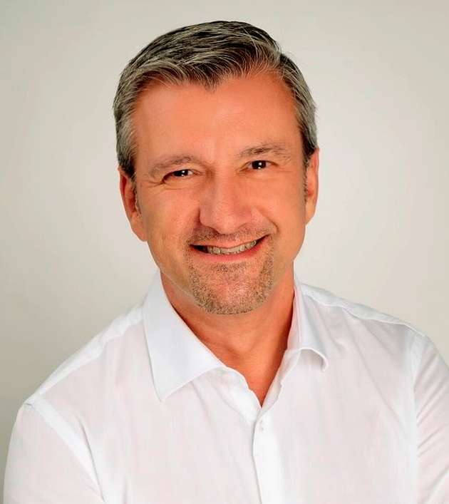 Sven Petersen, CAC Business Developer, Panasonic, Heating & Ventilation Air-conditioning Europe: Zum einen müssen Wärmepumpen die häufig extremeren Temperaturvorgaben im industriellen und gewerblichen Bereich erfüllen. Im Heizbetrieb liefern diese Wärmepumpen auch bei 0 bis 45 °C Außenlufttemperatur eine Wasseraustrittstemperatur von bis zu 70 °C. Im Kühlbetrieb kann dieselbe Maschine eine Wasseraustrittstemperatur von bis -15 °C bei Außentemperaturen zwischen -15 und 40 °C erreichen. Zum anderen sollten Wärmepumpen auch Betriebs-Sicherheit, Umweltschutz und dauerhaft sichere Verfügbarkeit bezüglich der Kältemittel bieten. Neue kommerziellen Wärmepumpen werden mit dem natürlichen Kältemittel Propan / R290 mit einem GWP-Wert von 3 betrieben. Im Hinblick auf die Neufassung der F-Gase-Verordnung erfüllen diese Geräte dann die gesetzlichen Vorgaben für sichere und gleichzeitig preiswerte und effiziente Kältemittel in der Industrie.