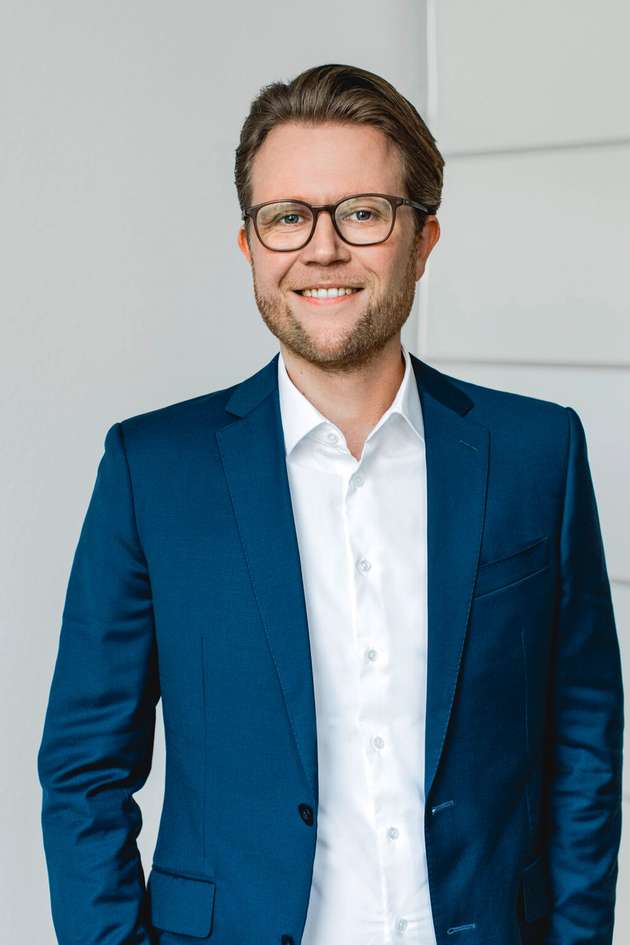 Jan Laakmann, Partner bei Hoeveler Holzmann: Das Gesetz eröffnet vielversprechende Perspektiven, die weit über die oft noch verbreitete Wahrnehmung als rein administrative Bürde hinausgehen: Kunden verlangen Lieferkettentransparenz, um sicherzustellen, dass Produkte ethisch und nachhaltig produziert sind. Das frühzeitige Erfüllen der Anforderungen hilft, Kundenvertrauen aufzubauen und langanhaltende Beziehungen zu schaffen. Die sorgfältige Prüfung und Optimierung der Lieferkette, die das Gesetz erfordert, verbessert zudem interne Prozesse und deckt ineffiziente Abläufe auf. Dies stärkt Resilienz und Effizienz und reduziert Kosten. Zudem positioniert sich das Unternehmen als attraktiver Partner für Investoren, Kreditinstitute und Geschäftspartner, die auf Nachhaltigkeitskriterien achten.