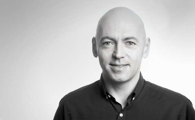 Oliver Gahr, Sustainability Leader bei IBM: Investoren und KundInnen erwarten heute mehr Transparenz, Nachhaltigkeit und soziale Verantwortung von Unternehmen. Ein geringerer CO2-Fußabdruck, die Einhaltung von Menschenrechten über die gesamte Wertschöpfungskette und nachhaltige Rohstoffe spielen daher eine große Rolle. All diese Faktoren werden vom Lieferkettensorgfaltspflichtengesetz abgedeckt. Folglich sollten sich Unternehmen jeder Größe – vom Konzern bis zum Kleinbetrieb – mit der Thematik befassen. Selbst wenn das Gesetz aufgrund der Unternehmensgröße jetzt noch nicht für alle verpflichtend ist, können sie sich durch nachweislich nachhaltiges und soziales Handeln schon heute einen Wettbewerbsvorteil erarbeiten. Das kann sich auch auf den künftigen Erfolg auszahlen.