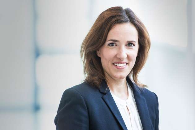 Gerti Oswald, Leiterin der Abteilung Nachhaltigkeit / CSR der IHK für München und Oberbayern: Ja, der regulatorische Wind sollte als Rücken-, nicht als Gegenwind verstanden werden. Auch wenn nicht gesetzlich verpflichtet, sollten KMU bereits jetzt aktiv werden und sich mit den Vorgaben aus dem LkSG auseinandersetzen. Konkret bedeutet dies etwa, sich einen Überblick über die eigene Lieferkette zu verschaffen, Risiken zu ermitteln, Lieferanten zu priorisieren, sich Netzwerken anzuschließen und so neue Kooperationsmöglichkeiten zu generieren. Die IHK München unterstützt bei der Umsetzung. Der „Vorbereitungs-Check LkSG“ erläutert, was kleine und mittlere Unternehmen über das neue Gesetz wissen sollten und was sie als Zulieferer tun können, um sich darauf vorzubereiten, abrufbar unter der Rubrik Ratgeber auf www.ihk-muenchen.de.