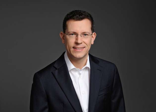 Christian Böhler,Partner und Co-Leiter der Praxisgruppe Sustainable Operations and Supply Chains bei Roland Berger: Auf jeden Fall! Langfristig kommt sowieso kaum eine Firma am LkSG vorbei, weil die sinkenden Grenzwerte am Ende nur Kleinstunternehmen aussparen. Und selbst die sind indirekt von den Regelungen betroffen, oft sogar jetzt schon: Denn sobald einer ihrer Abnehmer dem LkSG unterliegt, „erben“ sie als Teil der Lieferkette die Verpflichtung, die Menschenrechte einzuhalten. Immerhin bleibt kleinen Firmen viel Bürokratie erspart, etwa für das Reporting, und sie sind freier darin, sich die nötigen Prozesse maßzuschneidern. Da das trotzdem viel Aufwand bedeutet, empfiehlt es sich im Sinne der Effizienz, entweder Lösungen der Branchenverbände zu übernehmen oder Konzepte und Werkzeuge für Lieferkettentransparenz bei spezialisierten Firmen einzukaufen. 