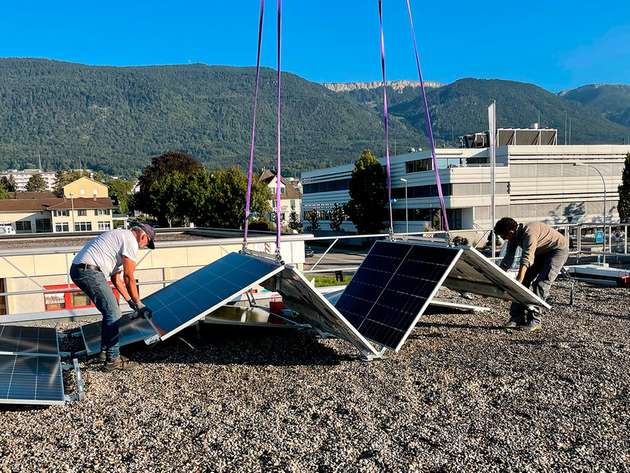 Einfach entfalten: Die SmartSolarBox wird auseinandergeklappt und anschließend mit den bereits platzierten Systemen verbunden.