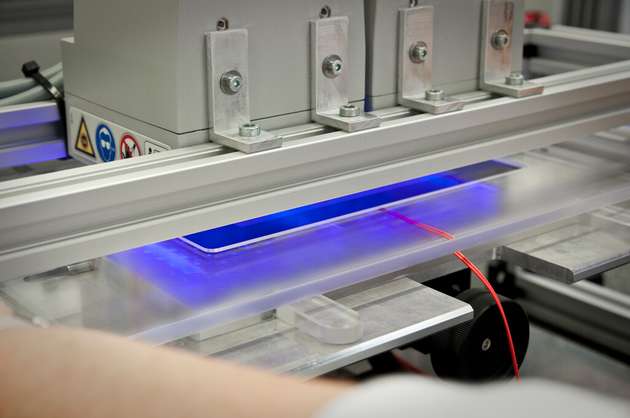 Aushärten beim Wet Bonding mit UV-Licht: Das flüssige Verkleben der Komponenten verspricht eine besonders hohe optische Qualität und mechanische Stabilität.