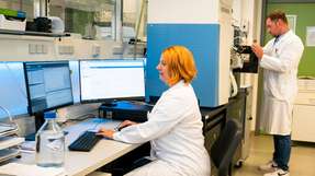 Im Labor des Fachgebietes Enzymtechnologie: Die Doktorandin Rosalie König analysiert Wasserproben, die auf Rückstände untersucht werden. Im neuen Projekt soll eine enzymbasierte Filtertechnologie helfen, Mikroschadstoffe zu beseitigen.