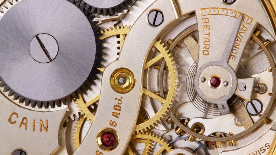 Die Simulation des Magneten erfolgt mittels analytischer Berechnungen und Finite-Elemente-Analyse, um die Umgebung zu berücksichtigen.