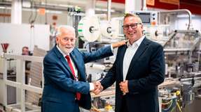 Firmengründer und Geschäftsführer Eckhard Bluhm sorgt für einen fließenden Generationenwechsel und übergibt den Staffelstab an seinen Sohn Volker Bluhm. 