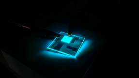 Ein neues Materialkonzept könnte in Zukunft blaue organische Leuchtdioden ermöglichen, die nur aus einer Schicht bestehen und damit einfacher herstellbar sind.