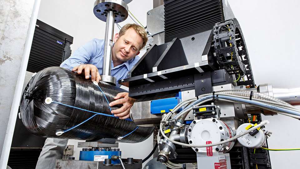 Der HyMon-Drucktank wird im Fraunhofer LBF vorgeschädigt.