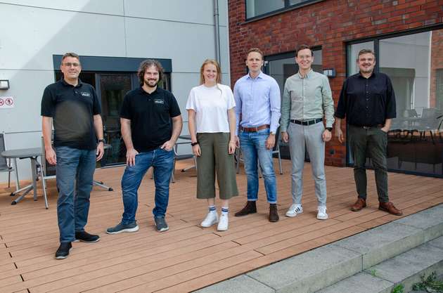 Zum SolidScore-Auftakt trafen sich die Projektpartnerinnen  und Projektpartner im GRIPS III-Gebäude, das sich am Steinfurter Campus der FH Münster befindet (v. l.): Björn Winnesberg, Jeroen Terwort (beide PlanET Biogastechnik), Juliana Rolf, Sören Kamphus (beide FH Münster), René Gierden (Emcel) Prof. Dr. Elmar Brügging (FH Münster). 