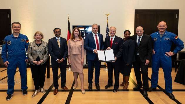 Von links: Der deutsche ESA-Astronaut Matthias Maurer, Stellvertretende NASA-Administratorin Pam Melroy, Exekutivsekretär des Nationalen Weltraumrates Chirag Parikh, Koordinatorin der Bundesregierung für die deutsche Luft- und Raumfahrt, Dr. Anna Christmann, NASA-Administrator Bill Nelson, Generaldirektor der Deuschen Raumfahrtagentur im DLR, Dr. Walther Pelzer, Unterabteilungsleiterin für Ozeane, Internationale Umweltentwicklung und Wissenschaftliche Angelegenheiten im US-Außenminsiterium, Jennifer R. Littlejohn, Deutscher Botschafter in den USA, Andreas Michaelis, und der deutsche ESA-Astronaut Alexander Gerst posieren für ein Gruppenbild in der Residenz des Deutschen Botschafters in Washington