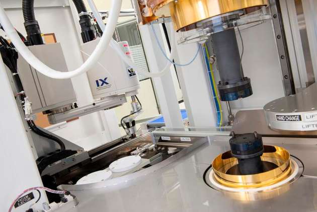 Die neue Glaspresse ermöglicht die automatisierte Fertigung hochpräziser optischer Glaskomponenten.