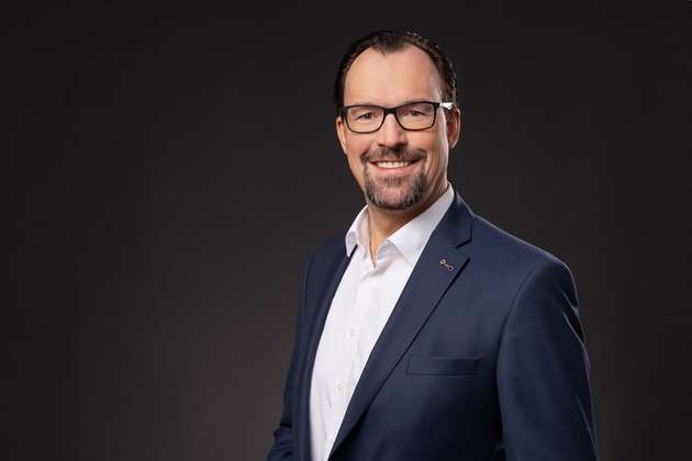 Timo Schmidt, Chief Operating Officer, Jauch Quartz: „Elektronikentwickler, die an der Entwicklung von Lithium-Ionen-Batterien arbeiten, stehen vor verschiedenen Herausforderungen und müssen einige Aspekte berücksichtigen. Höchste Priorität hat hierbei die Batteriesicherheit. Aber auch der Temperaturbereich, die Kapazität, der Strombedarf oder die passende Zellchemie sind wichtig. Ein weiterer Punkt sind regulatorische Anforderungen, da zu Beginn bekannt sein muss, welche Normen der Batteriepack erfüllen muss ( UL2454, IEC62133, CE, BIS, UN38.3). Bereits bei der Entwicklung des Packs ist sicherzustellen, dass alle Vorgaben eingehalten werden, zum Beispiel die Verwendung von UL-Komponenten oder eine doppelte Absicherung durch MOSFETs oder PTCs.“