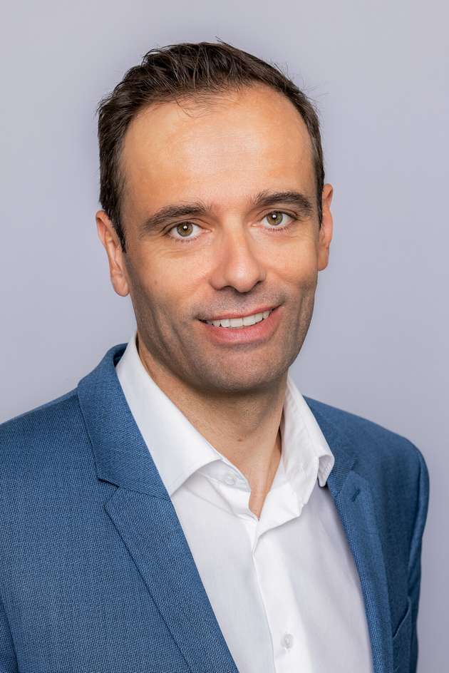 Bernd Eder, EVP Transportation, Kontron Group: „Für uns kommt hier eine ganze Reihe wichtiger Aspekte zusammen. Erstens die Energieeffizienz, um ausreichende Reichweiten von Elektrofahrzeugen zu gewährleisten. Dies erfordert die Entwicklung äußerst effizienter Komponenten, die den Energieverbrauch minimieren. Sicherheit und Zuverlässigkeit elektronischer Systeme ist ein kritischer Aspekt: Bei Elektrofahrzeugen können Ausfälle schwerwiegende Folgen haben; daher ist es unerlässlich, hochsichere Lösungen zu entwickeln, um Unfälle und Systemausfälle zu verhindern. Die Integration verschiedener Kommunikationsprotokolle und Sensoren ist ebenfalls herausfordernd, da Elektrofahrzeuge stark vernetzt sind und eine reibungslose Kommunikation zwischen den Komponenten erfordern. Die Miniaturisierung spielt eine Rolle, da Elektrofahrzeuge leicht und kompakt sein sollen, was ebenso platzsparende wie leistungsstarke Elektronikkomponenten erfordert. Und schließlich ist die Kostenoptimierung für eine erschwingliche Elektromobilität von großer Bedeutung.“