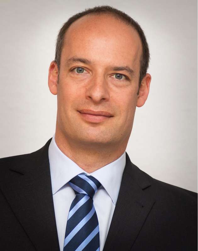 Sam Gold, High Performance Computer Solution Group, Renesas Electronics: „Heutige EVs verwenden zunehmend modulare E-Axle-Konzepte, die Motor, Inverter und Getriebe enthalten. Um Leistung, Effizienz und Größe weiter zu verbessern, gibt es den Trend, darüber hinaus auch Leistungselektronik wie DC-DC-Wandler und On-Board-Charger zu integrieren. Ein solcher X-in-1-Ansatz erhöht die Komplexität und erfordert ein hohes Maß an Qualität. Dies stellt eine Herausforderung für die Entwicklung und das Lifecycle-Management dar. Daher werden präventive Technologien für die Sicherheit wie Diagnosefunktionen und Fehlervorhersage entscheidend sein, um die Sicherheit und Verfügbarkeit von Fahrzeugen zu gewährleisten. Hier spielt die kluge Auswahl anwendungsspezifischer MCUs eine entscheidende Rolle.“