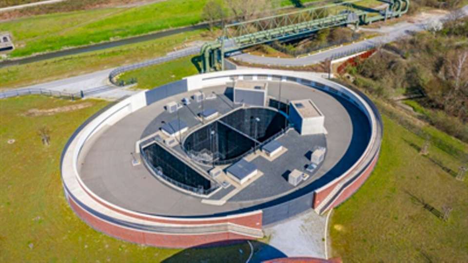 Das architektonisch und funktional wertvolle Pumpwerk Gelsenkirchen ist auf der Emscher-Insel angelegt worden.