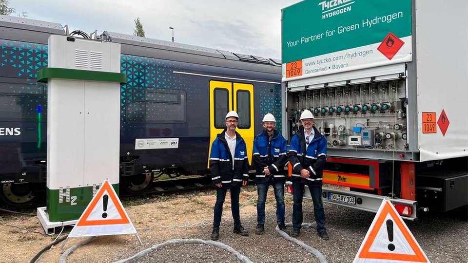 Tankvorgang des Wasserstoffzuges Mireo Plus H von Siemens Mobility durch Tyczka Hydrogen.