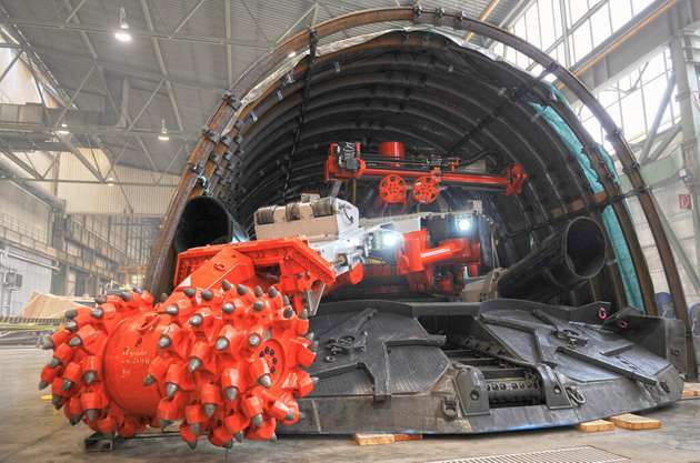 Der „Sandvik MB670-1 Bolter Miner“, der anwendungsspezifisch für den Langkammerkohlebau konstruiert ist, wurde für die sichere Arbeit Untertage in Zusammenarbeit mit Pilz entsprechend ausgestattet.