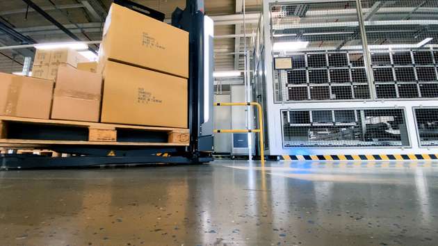 Externe Antennen am Schnelllauftor erfassen Tags an der Palette über ein große Entfernung,  unabhängig von der Fahrtrichtung.