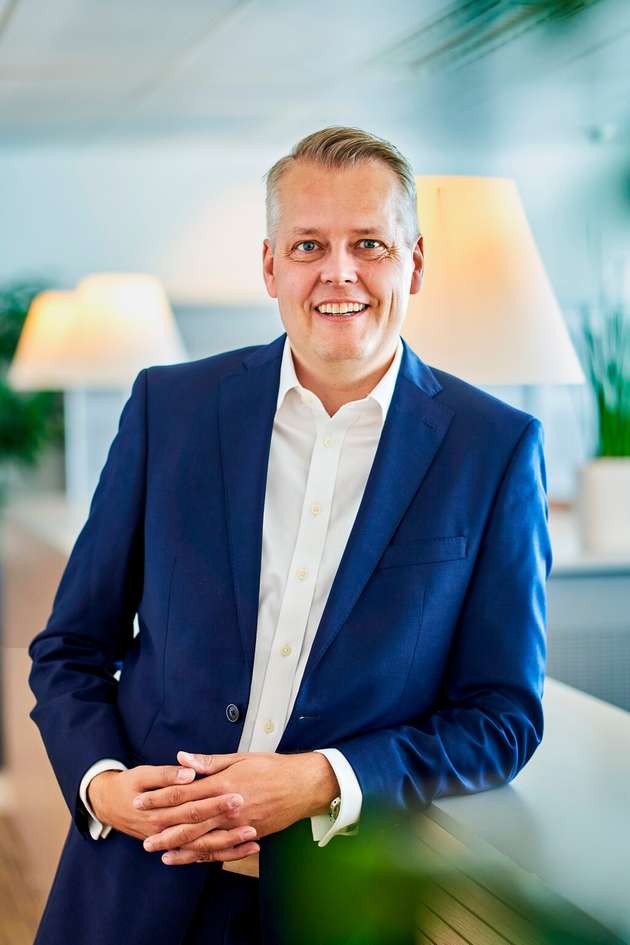Malte Dieckelmann, Vice President Enterprise Software Sales, Rockwell Automation: Eine wesentliche Rolle dafür spielt der Bereich „Edge“. Wichtig ist zum Beispiel, dass KI dezentral auch auf herkömmlicher Hardware laufen kann, sodass Unternehmen etwa mithilfe von selbst einfachen Edge-Geräten Lösungen auf Basis von KI ausführen können. Bei Rockwell haben wir unseren Algorithmus so optimiert, dass er den geringsten Platzbedarf und die geringste Komplexität für den Betrieb am Rande einer Anlage benötigt – wo er sowohl Prozessmerkmale erlernen als auch autonome Befehle ausführen kann. Durch die derzeitigen Entwicklungen wird KI für ein breiteres Spektrum von Anwendungen zugänglich, die Unternehmen auf einfache Weise Vorteile ermöglichen können.