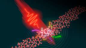 Ein intensiver Laserpuls (in rot) trifft auf einen Strom von Wassermolekülen und löst eine ultraschnelle Dynamik der Elektronen in der Flüssigkeit aus.