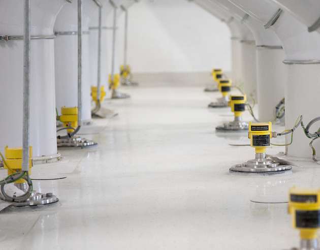 Die Messdaten, die Vegapuls-Radarsensoren hier auf Mehlsilos ermitteln, werden direkt an das Vega-Inventory-System weitergeleitet. So sind alle Bestände auf einen Blick erkennbar.