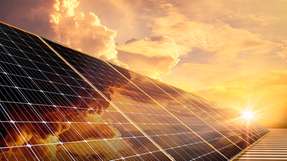 Der Einsatz von Solarenergie im industriellen und kommerziellen Bereich ist nicht neu – allerdings gibt es durch die schnelle Weiterentwicklung des Marktes neue Optionen für den Einsatz von Photovoltaik-Technologie, um Nachhaltigkeitsziele zu erreichen.