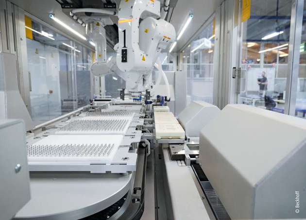 Die XTS-basierte Blisterverpackungsmaschine konnte durch ihren modularen Aufbau und die einfache Integration von Drittkomponenten um die Kartonverpackung erweitert werden. 